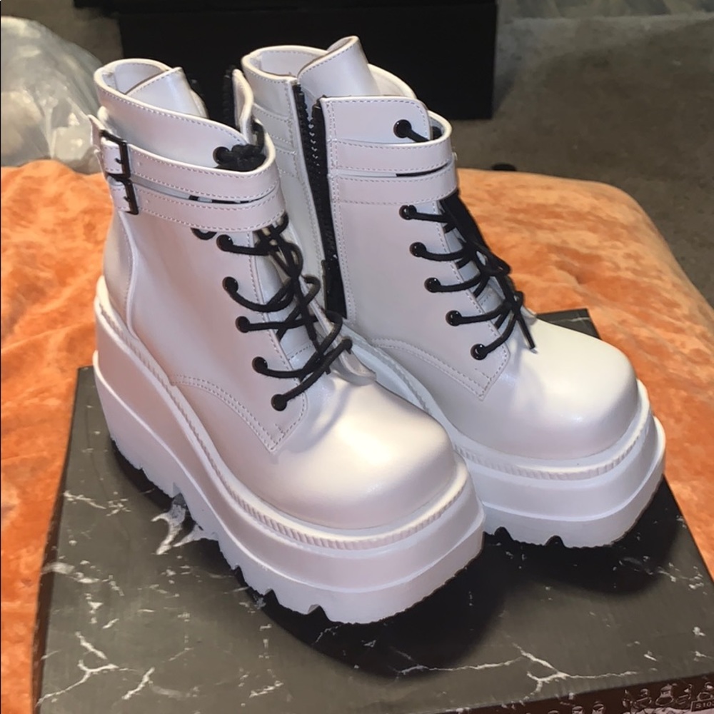 Demonia Shaker white boots size 7